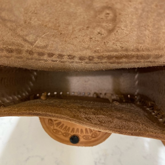 Tan Crossbody Bag with Sleek Design - Picture 10 of 12